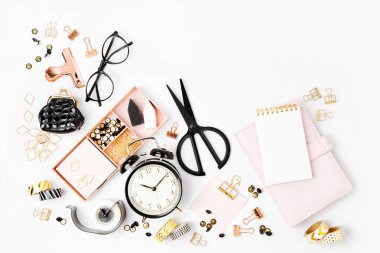 Şık set yat: çalar saat, washi teyp, ataç, beyaz arka plan üzerinde unutmayın. Düz yatıyordu, en iyi görünüm. İş Kırtasiye kavramı.