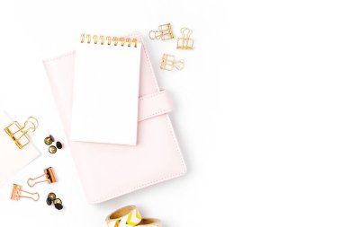 Şık set yat: çalar saat, washi teyp, ataç, beyaz arka plan üzerinde unutmayın. Düz yatıyordu, en iyi görünüm. İş Kırtasiye kavramı.