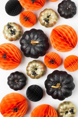 Parlak dekoratif kabaklar ve Petek Top. Halloween süslemeleri. Düz yatıyordu, en iyi görünümü trendy tatil kavramı.
