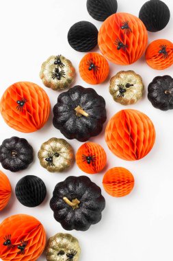 Parlak dekoratif kabaklar ve Petek Top. Halloween süslemeleri. Düz yatıyordu, en iyi görünümü trendy tatil kavramı.