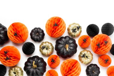 Parlak dekoratif kabaklar ve Petek Top. Halloween süslemeleri. Düz yatıyordu, en iyi görünümü trendy tatil kavramı.