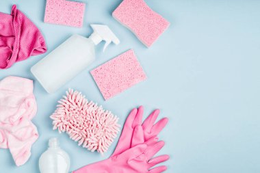 Deterjan ve temizlik aksesuarları pembe renkte. Temizlik hizmeti konsepti. Düz yatış, Üst Görünüm.