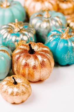 Parlak altın ve kabaklar mavi. Halloween süslemeleri. modaya uygun tatil kavramı.