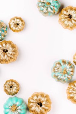 Parlak altın ve kabaklar mavi. Halloween süslemeleri. modaya uygun tatil kavramı.