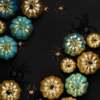 Parlak altın ve kabak ile örümcekler mavi. Halloween süslemeleri. Modaya uygun tatil kavramı.