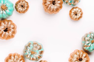 Parlak altın ve kabaklar mavi. Halloween süslemeleri. modaya uygun tatil kavramı.