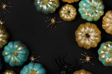 Parlak altın ve kabak ile örümcekler mavi. Halloween süslemeleri. Modaya uygun tatil kavramı.