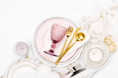 Sofra ve süslemeleri şenlikli bir tablo hizmet için. Tabaklar, şarap, gözlük ve çatal bıçak takımı ile beyaz zemin üzerine Dekoratif Tekstil