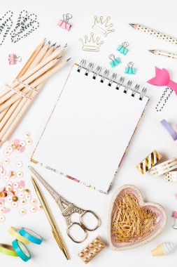 Defter mockup ve okul kırtasiye. Düz yatıyordu, en iyi görünümü geri okul kavramı için trendy
