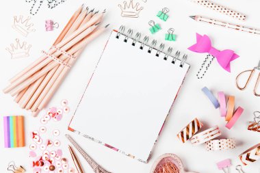 Defter mockup ve okul kırtasiye. Düz yatıyordu, en iyi görünümü geri okul kavramı için trendy