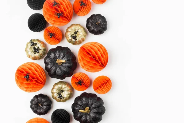 Parlak dekoratif kabaklar ve Petek Top. Halloween süslemeleri. Düz yatıyordu, en iyi görünümü trendy tatil kavramı.