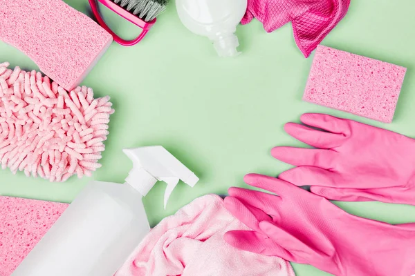 Deterjan ve temizlik aksesuarları pembe renkte. Temizlik hizmeti konsepti. Düz yatış, Üst Görünüm.