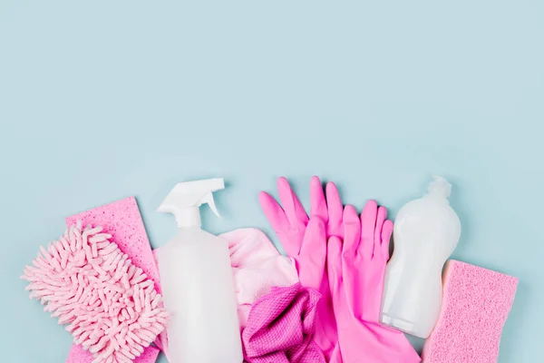 粉红的洗涤剂和清洁剂 清洁服务的概念 平躺在顶楼 — 图库照片