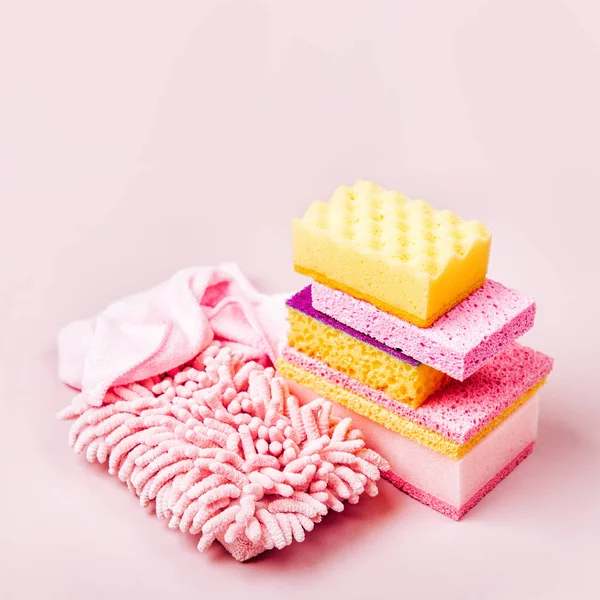 Temizleme Aksesuarları pembe renkte. Temizlik hizmet anlayışı. Düz yatıyordu, en iyi görünümü.