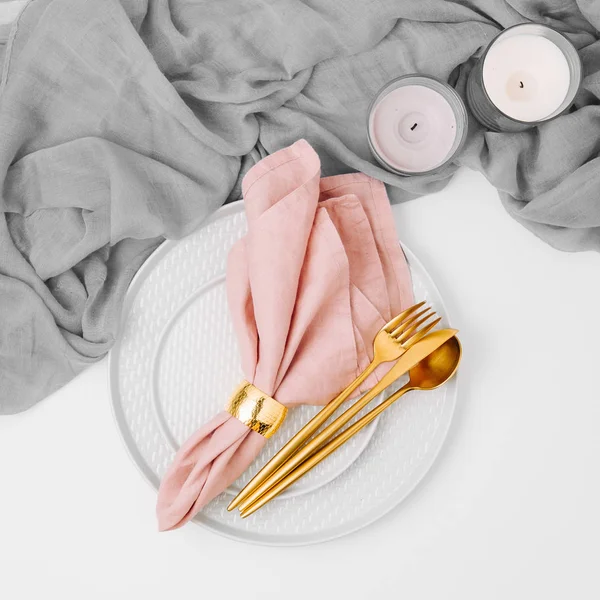 Feestelijke Tafel Instelling Borden Bestek Met Grijze Decoratieve Textiel Roze — Stockfoto