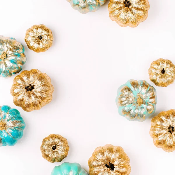 Parlak altın ve kabaklar mavi. Halloween süslemeleri. modaya uygun tatil kavramı.