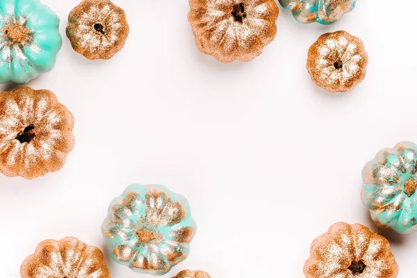 Parlak altın ve kabaklar mavi. Halloween süslemeleri. modaya uygun tatil kavramı.