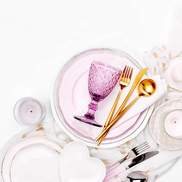 Sofra ve süslemeleri şenlikli bir tablo hizmet için. Tabaklar, şarap, gözlük ve çatal bıçak takımı ile beyaz zemin üzerine Dekoratif Tekstil