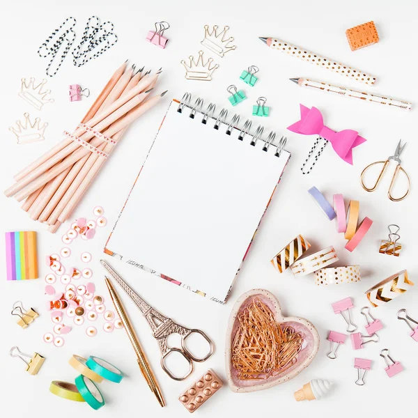 Defter mockup ve okul kırtasiye. Düz yatıyordu, en iyi görünümü geri okul kavramı için trendy