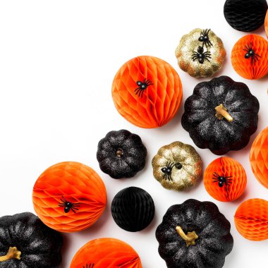 Parlak dekoratif kabaklar ve Petek Top. Halloween süslemeleri. Düz yatıyordu, en iyi görünümü trendy tatil kavramı.