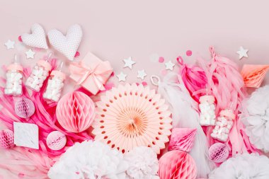 Pembe ve beyaz kağıt süslemeleri bebek için parti duş. Bu bir kız var. Düz yatıyordu, en iyi görünümü