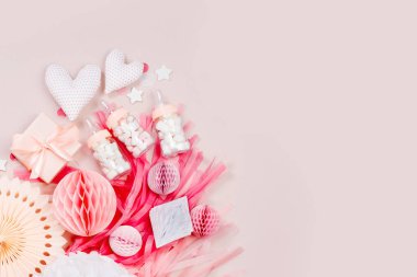 Pembe ve beyaz kağıt süslemeleri bebek için parti duş. Bu bir kız var. Düz yatıyordu, en iyi görünümü