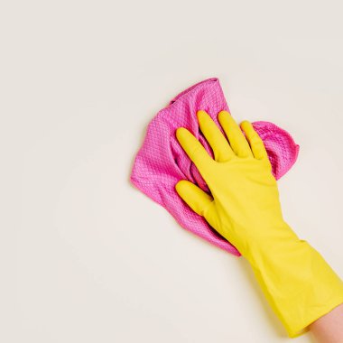 Soluk pembe arka plan temizleme el. Temizlik veya temizlik kavramı arka plan. Uzay kopyalayın. Düz yatıyordu, en iyi görünümü.