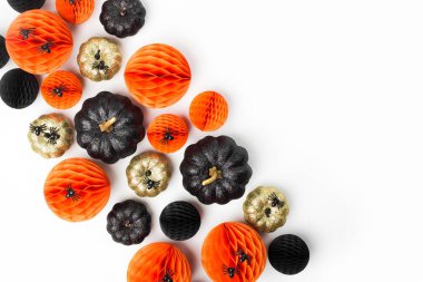 Parlak dekoratif kabaklar ve Petek Top. Halloween süslemeleri. Düz yatıyordu, en iyi görünümü trendy tatil kavramı.