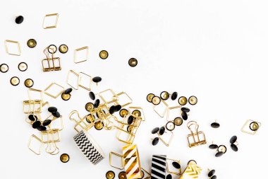 Çeşitli ataç ve beyaz arka plan üzerinde raptiyeler. 