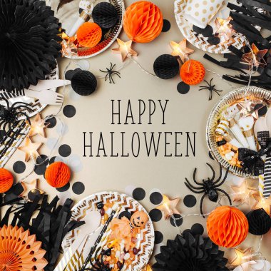 Cadılar Bayramı sofra. Çerçeve parti siyah ve turuncu dekorasyon şeyler yaptı. Düz yatıyordu, en iyi görünümü