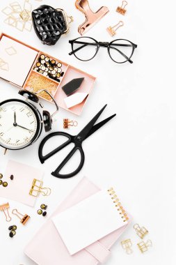 Şık set yat: çalar saat, washi teyp, ataç, beyaz arka plan üzerinde unutmayın. Düz yatıyordu, en iyi görünüm. İş Kırtasiye kavramı.