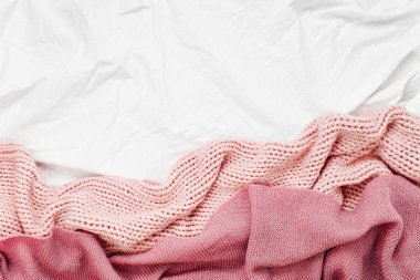 Yaprak yatak üzerinde en iyi görünümünü pembe örgü şal