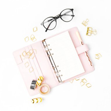 İş Kırtasiyesi konsepti olan pembe planlamacı. Düz yatış, üst görünüm