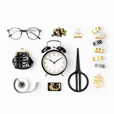 Şık set yat: çalar saat, washi teyp, ataç, beyaz arka plan üzerinde unutmayın. Düz yatıyordu, en iyi görünüm. İş Kırtasiye kavramı.