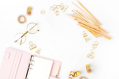 Beyaz masa, iş Kırtasiye kavramı üzerinde kalem ile pembe planlayıcısı. Düz yatıyordu, en iyi görünümü