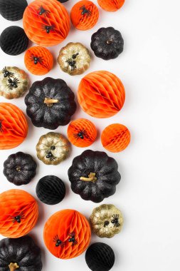 Parlak dekoratif kabaklar ve Petek Top. Halloween süslemeleri. Düz yatıyordu, en iyi görünümü trendy tatil kavramı.