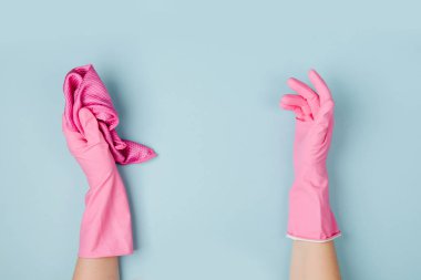 Mavi arka planı temizleyen kadın elleri. Temizlik ya da temizlik konsepti. Uzayı kopyala Düz yatış, Üst Görünüm.