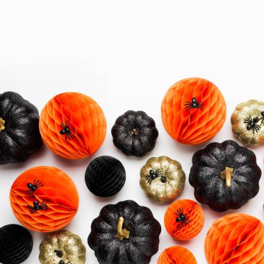 Parlak dekoratif kabaklar ve Petek Top. Halloween süslemeleri. Düz yatıyordu, en iyi görünümü trendy tatil kavramı.