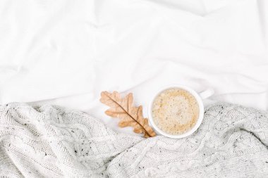 Yatakta sıcak ekose ile kahve fincan. Uzay kopyalayın. Düz yatıyordu, en iyi görünümü