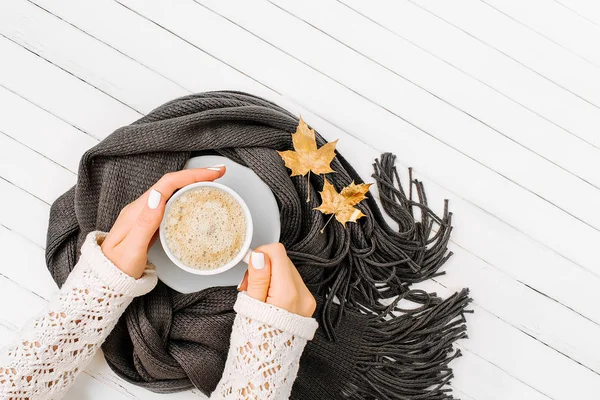 Las Manos Las Mujeres Sostienen Una Taza Café Envuelto Una —  Fotos de Stock