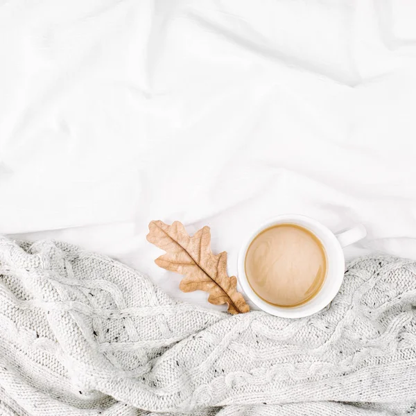 Taza Café Cama Con Cuadros Calientes Copiar Espacio Piso Tendido —  Fotos de Stock