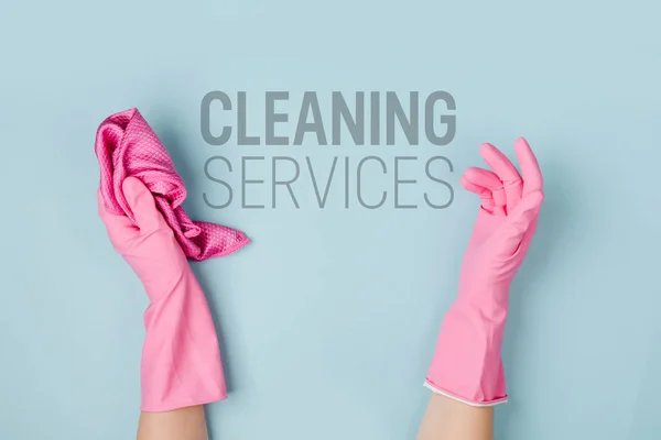 Weibliche Hände Beim Putzen Auf Blauem Hintergrund Hintergrund Des Reinigungs — Stockfoto