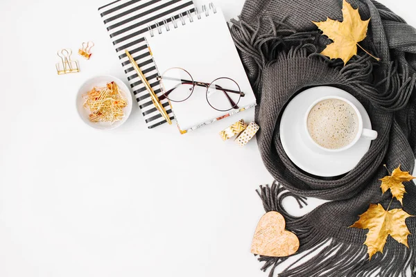 Arbetsytan Med Anteckningsboken Med Tomma Kort Kaffekopp Insvept Sjal Glasögon — Stockfoto