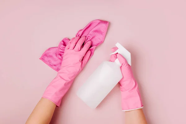Kvinnliga Händer Rengöring Blek Rosa Bakgrund Rengöring Eller Städning Konceptet — Stockfoto