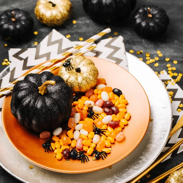 Prato com doces s em uma mesa escura — Fotografia de Stock