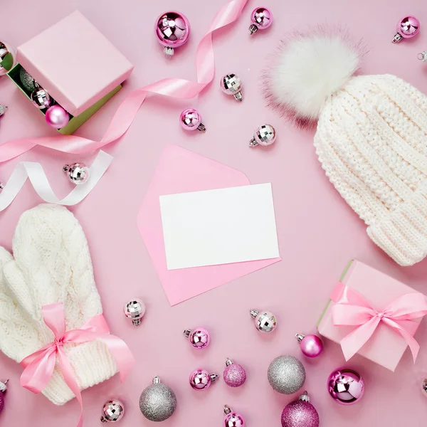 Теплая Зимняя Одежда Рождественские Украшения Организация Пастельно Розовых Цветах — стоковое фото