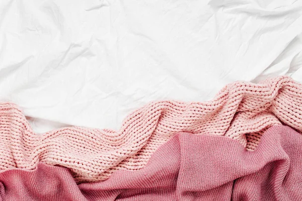 Ovanifrån Rosa Stickad Pläd Sängkläder Ark — Stockfoto