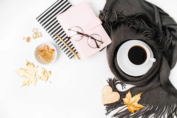 Arbeitsbereich Mit Goldenen Ahornblättern Notizbuch Kaffeetasse Schal Gewickelt Gläser Stilvoller — Stockfoto