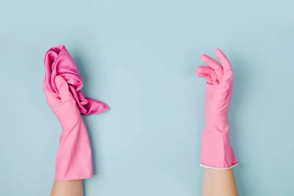 Mãos Femininas Limpar Fundo Azul Limpeza Limpeza Fundo Conceito Espaço — Fotografia de Stock