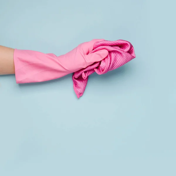 Weibliche Handreinigung Auf Blauem Hintergrund Reinigungs Oder Housekeeping Konzept Hintergrund — Stockfoto